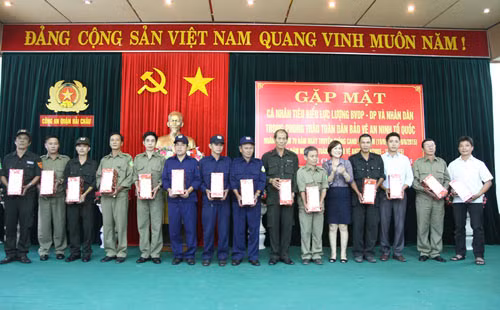 Lãnh đạo Công an quận Hải Châu và đại diện lãnh đạo quận tặng quà cho điển hình tiêu biểu.