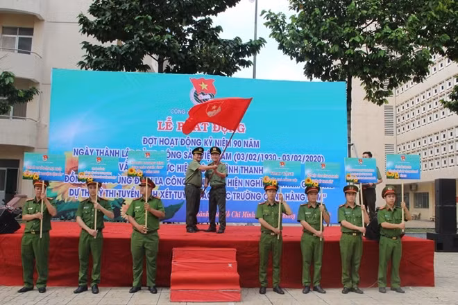 Đại diện Văn phòng Đảng ủy Công an TP Hồ Chí Minh trao cờ lệnh xuất quân cho ĐTN thực hiện đợt ra quân cao điểm.