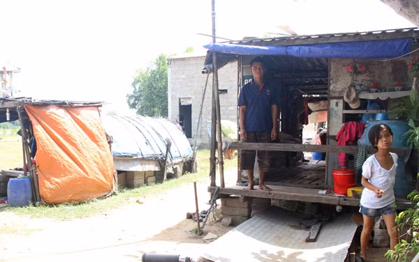 Không có đất nên ông Phan Văn Tý đành dựng nhà chồ, nhà tạm trên phần đất công của xã.