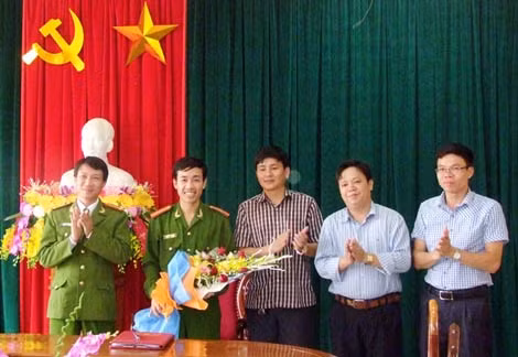 Chính quyền huyện Thạch Hà đã đến tặng hoa, chúc mừng động viên lực lượng Công an đã nhanh chóng phá án. Chính quyền huyện Thạch Hà đã đến tặng hoa, chúc mừng động viên lực lượng Công an đã nhanh chóng phá án.