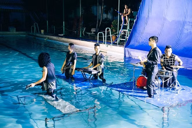 Phạm Anh Khoa và ê kíp của anh sẽ làm một đêm nhạc lớn vào tháng 5 tại TPHCM. Show diễn hứa hẹn sẽ là sự bùng nổ của Phạm Anh Khoa.