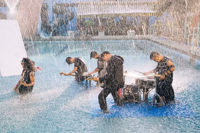 Trong MV "Rain", Phạm Anh Khoa và ban nhạc của mình đã dầm mình trong nước để chơi những bản nhạc rock.