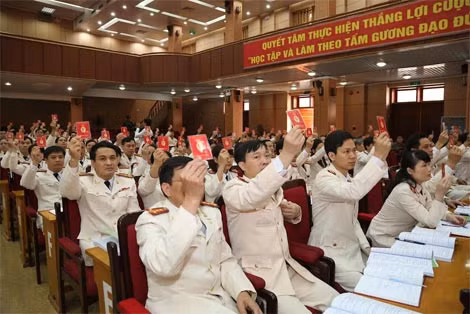Các đảng viên thuộc Đảng bộ Học viện An ninh nhân dân biểu quyết thông qua chương trình và quy chế làm việc của Đại hội.