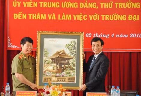 Thượng tướng Bùi Văn Nam tặng quà cho cán bộ, nhân dân phường 2, TP Đà Lạt và trường Đại học Đà Lạt.