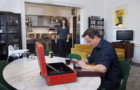 Ông Cameron làm việc vào lúc mọi người còn chưa dậy. Ông Cameron làm việc vào lúc mọi người còn chưa dậy.