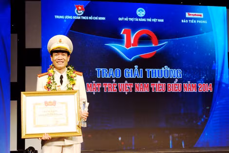 Thiếu tá Phan Mạnh Hùng tại lễ trao Giải thưởng Gương mặt trẻ tiêu biểu năm 2014.