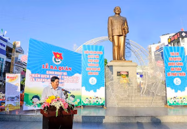 Ông Hồ Việt Hiệp - Ủy viên Thường vụ Tỉnh ủy - Phó Chủ tịch UBND tỉnh An Giang phát biểu tại buổi lễ "Tháng hành động Vì trẻ em 2015".