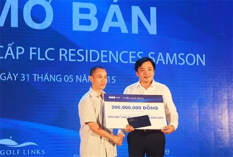 Ông Doãn Văn Phương, Phó Chủ tịch thường trực Tập đoàn FLC trao quà tặng 200 triệu đồng cho khách hàng may mắn nhất của Lễ mở bán. Ông Doãn Văn Phương, Phó Chủ tịch thường trực Tập đoàn FLC trao quà tặng 200 triệu đồng cho khách hàng may mắn nhất của Lễ mở bán.