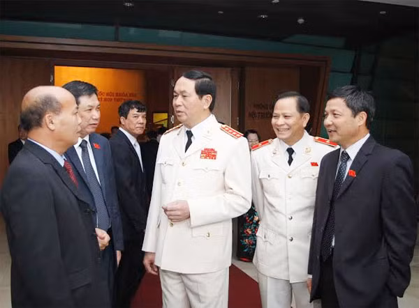 Bộ trưởng Trần Đại Quang trao đổi với các đại biểu Quốc hội. Ảnh: PV.