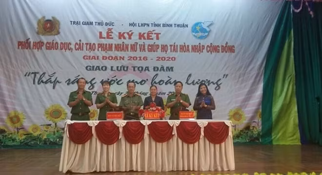 Lãnh đạo Trại giam Thủ Đức và Lãnh đạo Hội LHPN tỉnh Bình Thuận cùng ký kết phối hợp giáo dục, cải tạo phạm nhân nữ, giai đoạn 2016-2020.