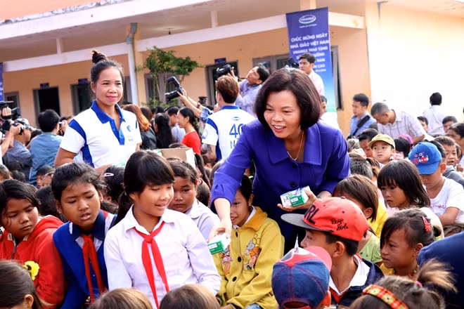 Đại diện Vinamilk trao tặng sữa cho học sinh trường tiểu học Quang Trung