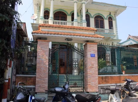 Trước cổng ngôi nhà của ông Quýt - nơi xảy ra sự việc kinh hoàng