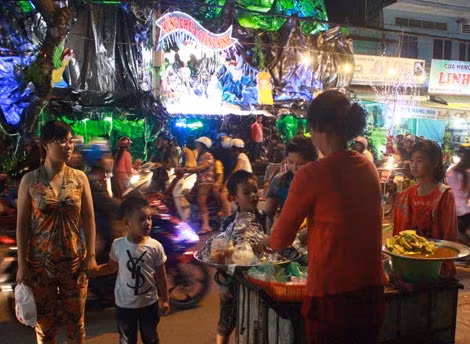 Mùa Giáng sinh cũng là cơ hội để những người buôn bán kiếm thêm thu nhập.
