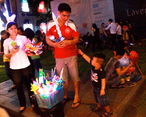 Và những đứa trẻ không quên “vòi” cha mẹ mua những món đồ chơi mừng Giáng sinh.