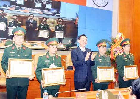 Thứ trưởng Hà Công Tuấn trao Giấy khen của Tổng cục Lâm nghiệp tặng 5 cá nhân Cục Dân quân tự vệ. Thứ trưởng Hà Công Tuấn trao Giấy khen của Tổng cục Lâm nghiệp tặng 5 cá nhân Cục Dân quân tự vệ.