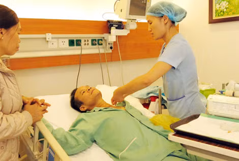 Ông Huệ được kiểm tra vết mổ, rút ống sonde an toàn trước khi ra viện.
