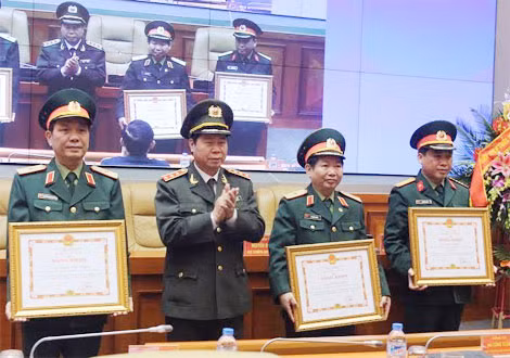 Thứ trưởng Bùi Văn Nam trao Bằng khen của Bộ Công an tặng 3 cá nhân thuộc Cục Dân quân tự vệ. Thứ trưởng Bùi Văn Nam trao Bằng khen của Bộ Công an tặng 3 cá nhân thuộc Cục Dân quân tự vệ.