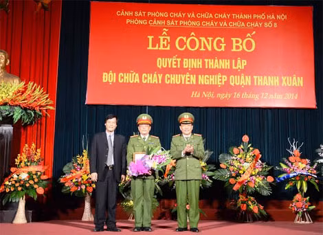 Thiếu tướng Nguyễn Đức Nghi trao quyết định bổ nhiệm thành lập Đội CCCN quận Thanh Xuân.