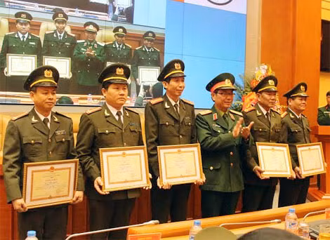 Tặng Giấy khen của cho 5 cá nhân thuộc Cục Xây dựng phong trào toàn dân bảo vệ ANTQ. Tặng Giấy khen của cho 5 cá nhân thuộc Cục Xây dựng phong trào toàn dân bảo vệ ANTQ.