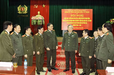 Trung tướng Vũ Thuật, Phó Bí thư Đảng ủy Tổng cục, Phó Tổng cục trưởng Tổng cục HC-KT với các đại biểu trao đổi bên lề Hội nghị. Trung tướng Vũ Thuật, Phó Bí thư Đảng ủy Tổng cục, Phó Tổng cục trưởng Tổng cục HC-KT với các đại biểu trao đổi bên lề Hội nghị.