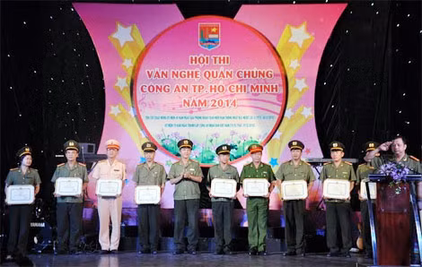 Đại tá Ngô Minh Châu, PGĐ Công an TP HCM trao giấy khen cho 10 cụm thi đua có nhiều đóng góp tích cực cho tổ chức hội thi.