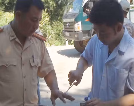 Một CSGT bị thương ở tay.