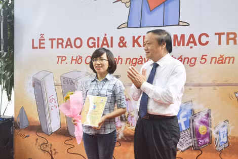 Tác giả Nguyễn Thị Diệp Thanh (trái) giành giải nhất.