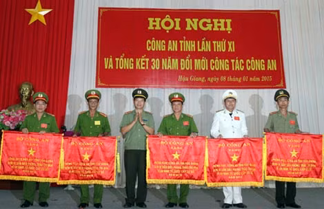 Thừa ủy quyền của Bộ trưởng Bộ Công an, Đại tá Nguyễn Hải Sơn, Giám đốc Công an Hậu Giang trao Cờ thi đua xuất sắc của Bộ Công an cho 5 đơn vị cơ sở thuộc Công an tỉnh. Thừa ủy quyền của Bộ trưởng Bộ Công an, Đại tá Nguyễn Hải Sơn, Giám đốc Công an Hậu Giang trao Cờ thi đua xuất sắc của Bộ Công an cho 5 đơn vị cơ sở thuộc Công an tỉnh.