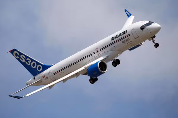 Ngoài hai gã khổng lồ Airbus và Boeing, nhiều nhà sản xuất máy bay khác cũng có mặt tại triễn lãm này. Như chiếc Bombardier CS300 của hãng Bombardier Aerospace một đại diện của nghành công nghiệp hàng không Canada. Ảnh: Reuters.