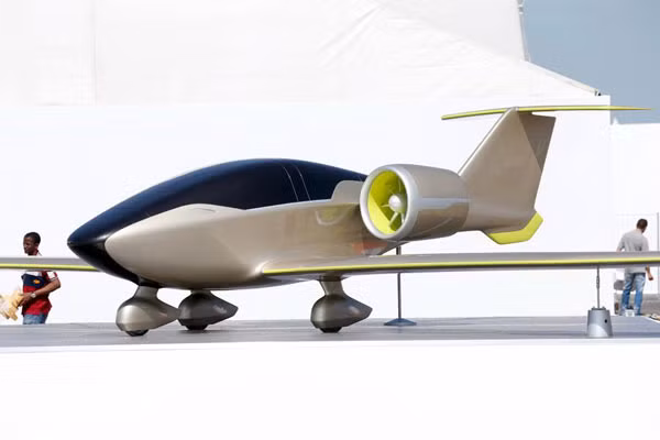 Tại triển lãm Paris Air Show, tập đoàn Airbus đã tiết lộ E-Fan 2.0 - nguyên mẫu máy bay vận hành hoàn toàn bằng năng lượng điện và được cho là phương tiện bay bằng điện đầu tiên trên thế giới. E-Fan 2.0 có thiết kế khá nhỏ gọn, chỉ có 2 chỗ ngồi, sải cánh khoảng 9,4 mét và nặng chỉ 499 kg nhờ vào phần vỏ được làm chủ yếu từ vật liệu sợi carbon. Ảnh: Reuters.
