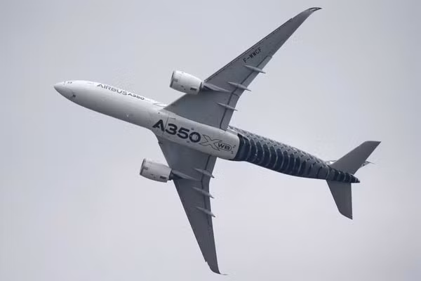 Và đây là câu trả lời của Châu Âu: Airbus A350. Siêu phẩm mới nhất của tập đoàn Airbus A350 là thế hệ máy bay đầu tiên của hãng này sử dụng sợi carbon cường polymer (carbon-fiber-reinforced polymer) cho thiết kế cả thân và cánh máy bay, với khả năng mang 550 hành khách đây sẽ là đối thủ đáng gờm của Boeing 787-9 Dreamliner. Ảnh: Reuters