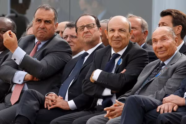 Tổng thống Pháp Francois Hollande (thứ hai từ trái sang) cùng các lãnh đạo nhiều hãng hàng chế tạo máy bay tại triễn lãm. Ảnh: Reuters