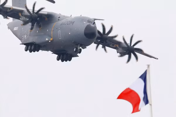 Máy bay vận tải quân sự Airbus A400M. Một sản phẩm hợp tác của nhiều nước châu Âu, nó cũng sẽ có mặt trong trang bị quân đội một số nước như Thổ Nhĩ Kỳ, Malaysia...