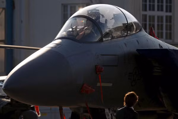 Một khách tham quan đang chiêm ngưỡng chiếc F15 một sản phẩm quân sự của hãng Boeing được trưng bày tại triển lãm. Ảnh: Reuters.