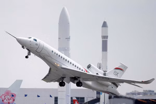 Một ngôi sao tại triển lãm lần này máy bay thương gia Falcon 8X của Dassault Falcon. Ngoài nội thất cực chất, Falcon 8X giúp chủ nhân tiết kiệm hơn 35% chi phí hoạt động so với đối thủ G650 của Gulfstream và 45% so với ông hoàng tốc độ của bầu trời Cessna Citation X. Chú chim sắt giá 58 triệu USD có thể bay một mạch 11.500 km không cần tái nạp nhiên liệu. Ảnh: Reuters.