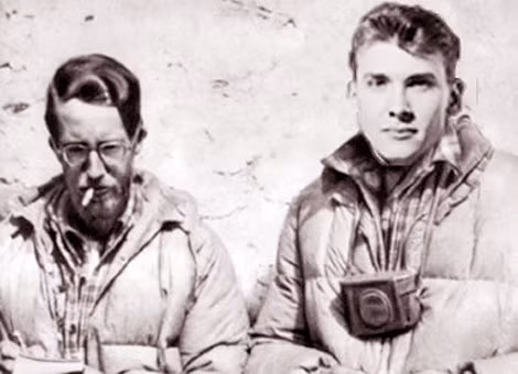 Cặp thầy trò G.Mallory (trái) và A.Irvine trước giờ khởi hành lên Everest (ảnh chụp năm 1924). Cặp thầy trò G.Mallory (trái) và A.Irvine trước giờ khởi hành lên Everest (ảnh chụp năm 1924).