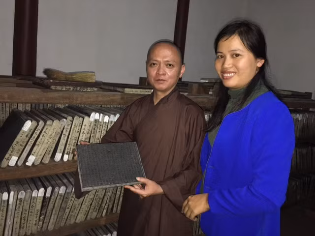 Đại đức Tự Tục Vinh giới thiệu mộc bản chùa Bổ Đà