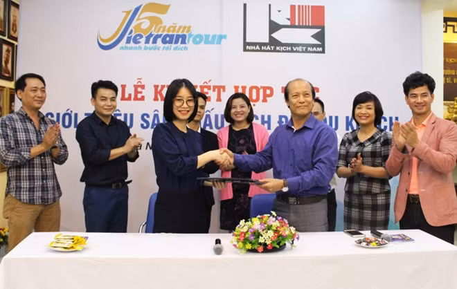 Theo thỏa thuận hợp tác, NHKVN sẽ duy trì sáng đèn các đêm diễn vở “Kiều” vào 8h tối thứ 6 hàng tuần và ưu tiên dành 60% vé xem kịch cho du khách của Vietrantour.