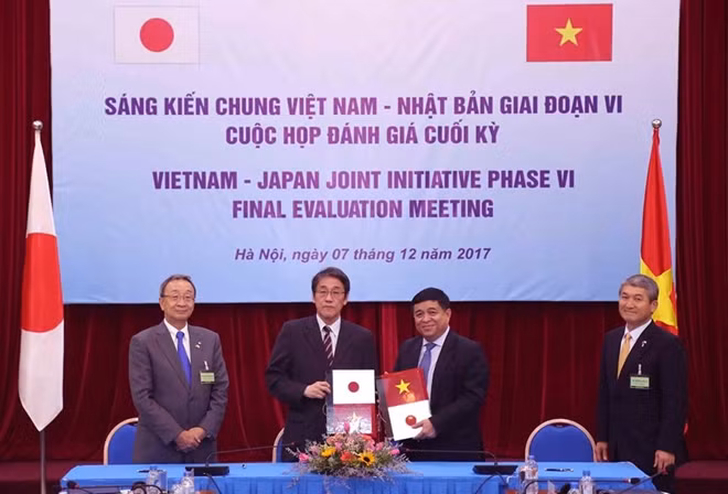 Bộ trưởng Bộ KH&ĐT Nguyễn Chí Dũng và Đại sứ Nhật Bản tại Việt Nam Umeda Kunio trao đổi biên bản ký kết
