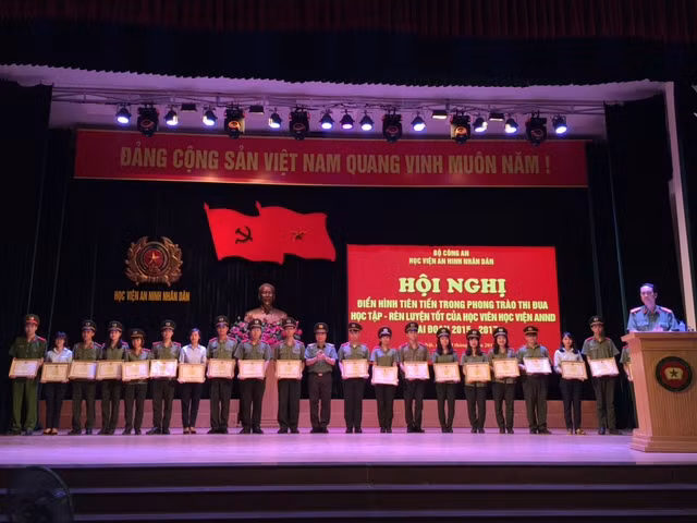 Ban Giám đốc Học viện trao tặng bằng khen cho các cá nhân đạt thành tích xuất sắc.