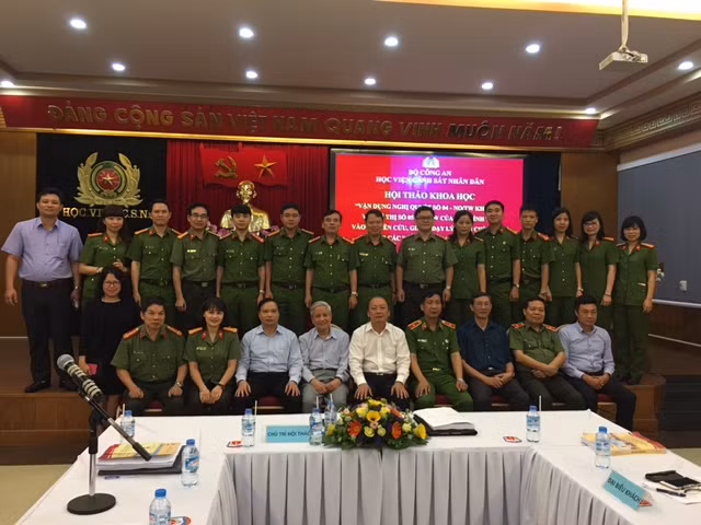 Các đại biểu tham dự hội thảo chụp ảnh lưu niệm