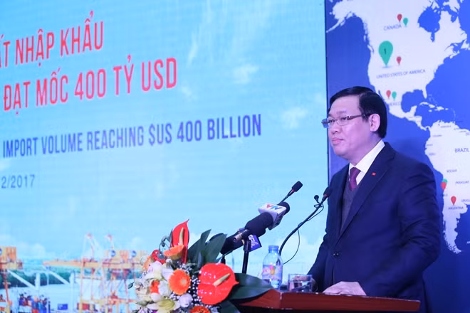 Phó Thủ tướng Vương Đình Huệ cũng nhấn mạnh thành công của ngành hải quan và Bộ Tài chính trong năm vừa qua đã rất nỗ lực cải cách hành chính, tham mưu cho Chính phủ, Thủ tướng Chính phủ thành lập Ủy ban Cơ chế một cửa quốc gia, một cửa ASEAN và tạo thuận lợi thương mại, cắt giảm các thủ tục hải quan, đặc biệt là đặt mục tiêu cắt giảm 50% thủ tục hải quan chuyên ngành.