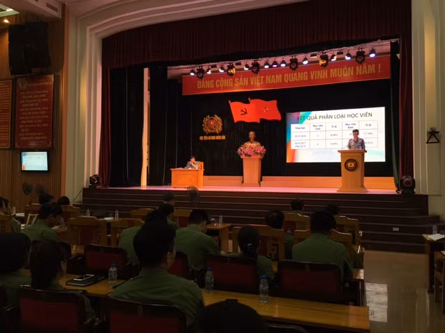 Đại diện học viên có thành tích xuất sắc trình bày tham luận tại hội nghị