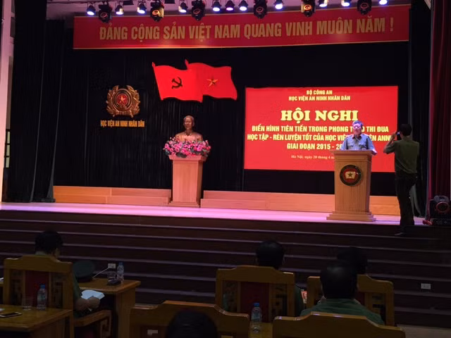 Thiếu tướng Nguyễn Văn Ly- Cục trưởng Cục Đào tạo đã biểu dương những những thành tích mà các cá nhân đạt được và đánh giá cao kết quả Học viện đạt được trong năm 2015-2017.