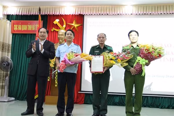 Ông Đàm Thanh Thế, Chánh Văn phòng Ban chỉ đạo 389 trao tặng Thư khen của Phó Thủ tướng thường trực Chính phủ Trương Hòa Bình cho Ban chuyên án.