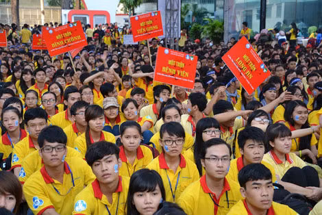 Bạn trẻ náo nức trong lễ ra quân chiến dịch Xuân tình nguyện 2015.
