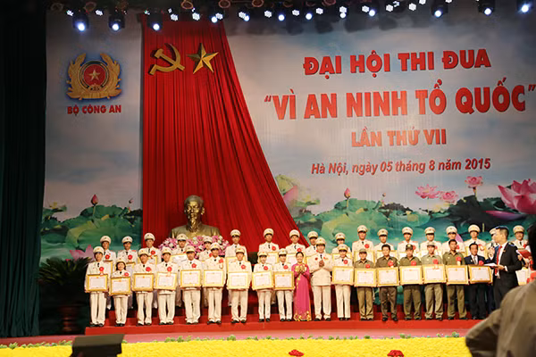 Bộ trưởng Trần Đại Quang và đồng chí Trần Thị Hà tặng Bằng khen và cài hoa cho các cá nhân điển hình tiên tiến. Bộ trưởng Trần Đại Quang và đồng chí Trần Thị Hà tặng Bằng khen và cài hoa cho các cá nhân điển hình tiên tiến.
