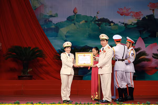 Bộ trưởng Trần Đại Quang tặng Bằng khen cho các cá nhân điển hình tiên tiến. Bộ trưởng Trần Đại Quang tặng Bằng khen cho các cá nhân điển hình tiên tiến.