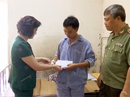 Đồng chí Phạm Thị Thanh Trà - Chủ tịch UBND tỉnh Yên Bái và Thiếu tướng Đặng Trần Chiêu - Giám đốc Công an tỉnh thăm và tặng quà Thượng sỹ Giàng A Câu tại Bệnh viện 19-8 (Bộ Công an).
