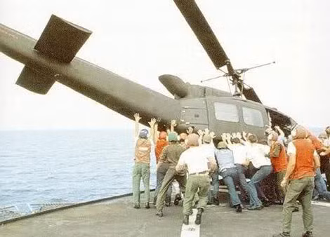 Lính Hải quân Mỹ trên tàu USS Hancock xô trực thăng của AA xuống biển để lấy chỗ cho những chiếc khác hạ cánh. Lính Hải quân Mỹ trên tàu USS Hancock xô trực thăng của AA xuống biển để lấy chỗ cho những chiếc khác hạ cánh.